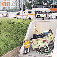 沙田大涌橋路車禍慘劇，小巴與的士相撞後插入行人隧道。	（資料圖片）