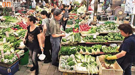 本港上月通脹率再攀升至百分之二點四，主要由於新鮮蔬菜價格升幅擴大。	（伍鎮業攝）