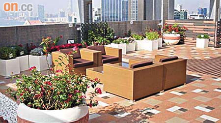 泓富廣場大廈天台被打造成露天茶座，增加大廈休憩空間。