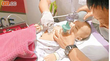 猝死的五個月大男嬰送院時，仍不斷由救護員急救。	（林少兒攝）