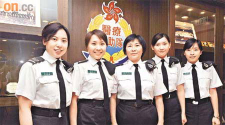 張麗娟（中）和四名女兒穿起制服時英姿颯爽。	（黃仲民攝）