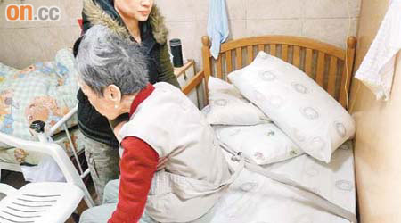 陳老太入住安老院期間，長期被綁在床上。	（讀者提供圖片）