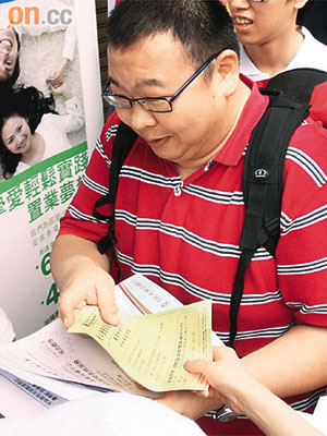 任教師逾十年的陳先生指私樓貴，令他未能置業。