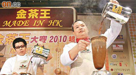 去屆個人組金茶王陳偉聰（左）及公司組冠軍賴旺明（右）仍未決定會否參加今屆國際金茶王大賽。	（陸智豪攝）