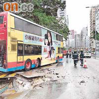 本月二十日一輛巴士路過黃竹坑，輾過鋪路的鋼板，巴士兩度拋起，多名乘客受傷。