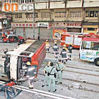 04年10月22日<BR>○四年十月兩輛小巴疑爭客衝紅燈與的士相撞，釀成2死17傷。