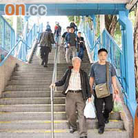 順天邨通往巴士站的樓梯又長又斜，長者上落均需苦撐。