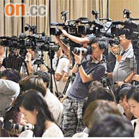 中聯辦昨日首次舉行記者會，吸引大批傳媒採訪。