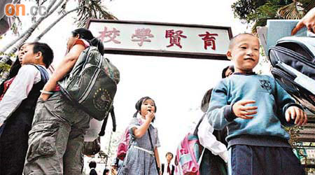 繼遊行抗議後，育賢學校師生及家長最快今日向申訴專員公署投訴部門行政失當。