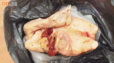 鮮雞連內臟及雞頭，不少散客用作拜神雞。