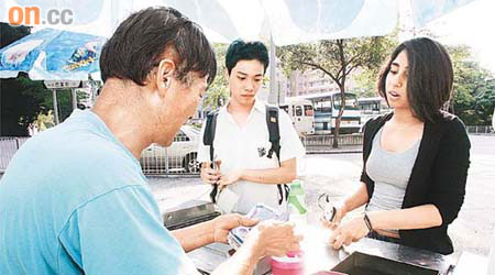 有學生主動教朱仲華英語，令他可學習簡單語句，應付外國旅客。	（朱先儒攝）