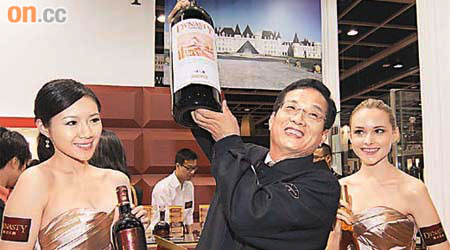 白智生對內地釀製的葡萄酒品質信心十足，望在未來五年擴大海外市場。	（胡耀威攝）