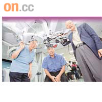 三名前列腺癌康復者（左起）謝先生、李先生及王先生是中大首一百名以機械人輔助切除前列腺癌的病人。	（陸智豪攝）