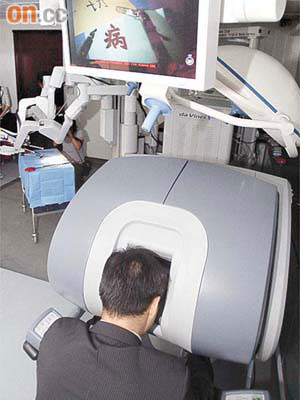 醫生在操控台以放大五至十倍的鏡頭，操控機械臂做手術。