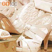 Miu Miu白色交叉帶高跟鞋以羊皮製造，着上腳超舒服。