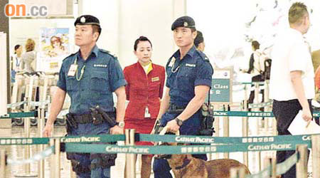 機場特警昨如常在機場戒備。	（鄭家如攝）