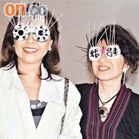 Wendy（左）同Cissy齊齊戴上玩味十足嘅青蛙眼鏡，毫無架子。（楊歡成攝）