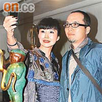 商蕾（左）識英雄重英雄，一見雕塑家瞿廣慈即攞手機自拍合照。
