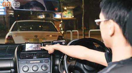 司機可從攝錄器的顯示屏了解馬路四周環境。