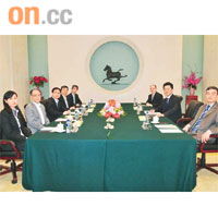 中聯辦副主任李剛（右二）昨與民協五名代表（左一至左五）會面，討論政改問題。	（中聯辦圖片）