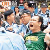支聯會副主席蔡耀昌被警方強行抬走。