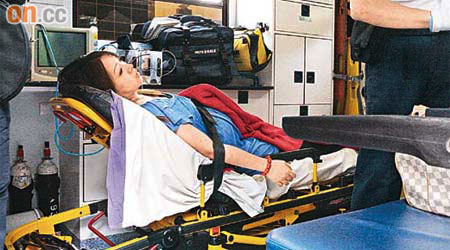 受傷孕婦帶同保命手袋由救護車送院治理。	（曾志恒攝）