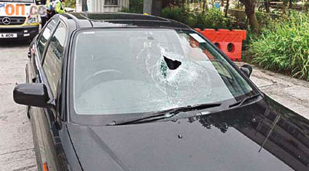 私家車擋風玻璃被撞穿一個大洞。