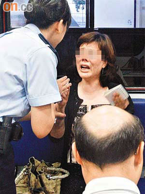 韓籍女子在救護車上激動哭泣，拒絕送院。（沈厚錚攝）