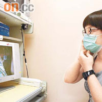 楊峰於隔離病房留醫，太太Sam只能每日一次以視像電話與丈夫談話。	（陳德賢攝）