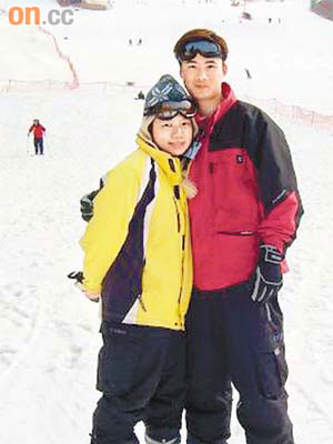 楊峰（右）與太太去年三月到韓國旅遊滑雪，豈料回港後即接獲罹患血癌的噩耗。（受訪者提供照片）