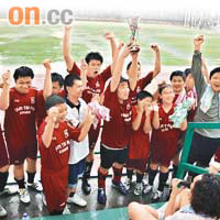 由十四名參加者組成的足球隊在友誼賽中擊敗沙田女子足球隊，眾人喜上眉梢。	（高嘉業攝）