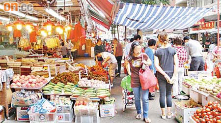 生果店佔用行人路，令通道收窄，更有途人被迫走出馬路。