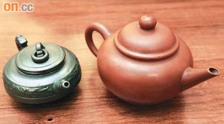 圖中為優質的紫砂茶壺（右），另一個茶壺則不是由紫砂製造。