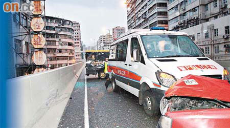 警車被解款車猛撞後，再與的士相撞。（蕭植梧攝）