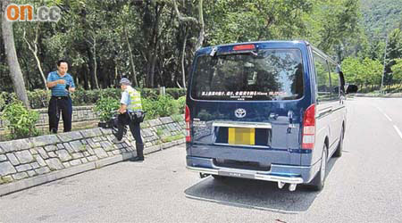 跳車現場遺下逾米長血漬，司機在場助查。	（蔡高華攝）