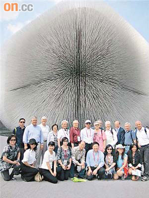 田少（後排中戴白帽墨鏡）與十幾名香港酒店高層及家眷喺世博英國館前合照留影。	（田北俊提供圖片）