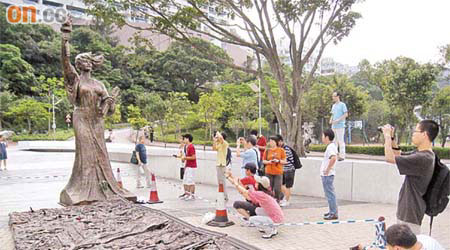 不少市民昨到中大，觀賞正式落戶中大的女神像。	（張恬怡攝）