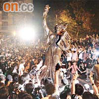 昨日清晨有逾三千名市民於中大見證新民主女神像落戶中大的歷史時刻。	（蘇文傑攝）