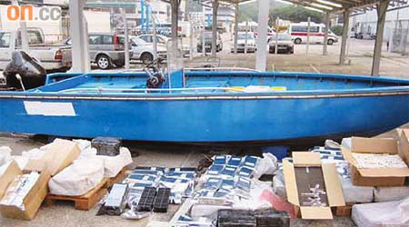 海關前日攔截一快艇，檢獲走私高價電子貨品，總值二百五十萬元。
