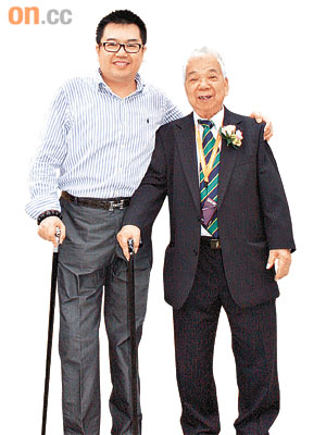 Alan（左）與爸爸李恩攝於「關愛８號」捐贈儀式。	（楊歡成攝）