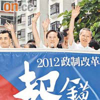 曾班子上演「起錨騷」後，支持政改方案的市民不增反減。