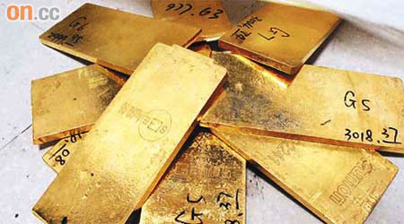 涉案女子在腰間綁有九塊合共十三公斤黃金。
