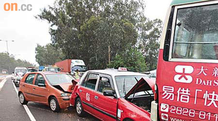 六車「串燒」，其中三車撞作一團，的士的車頭攝入小巴車底。	（梁卓明攝）