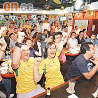 大批球迷進駐蘭桂坊酒吧感受世盃開幕戰氣氛。	（陸智豪攝）