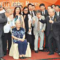 陳祖澤（右一）率領一眾港大舊生高叫U Hall（大學堂宿舍）口號，情緒十分高漲，三嫂（在座者）亦相當高興。	（溫國佳攝）