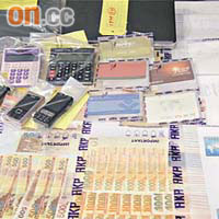 警方於行動中檢獲多本銀行存摺、提款卡、波纜紙以及六十四萬元現金。	（胡耀威攝）