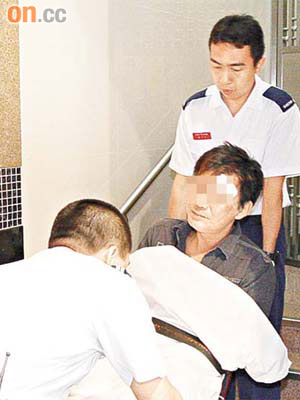 涉嫌襲警的男子被捕送院檢驗。