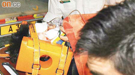 踏單車衝落樓梯跌傷的少年送院救治。	（鄭家如攝）