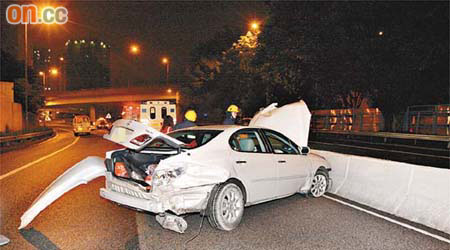 肇事房車撼落石壆撞毀。（吳建明攝）