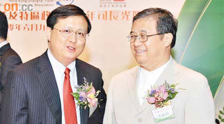 兩位前香港青聯主席黃英豪（左）、王敏剛齊到賀。	（青聯提供圖片）
